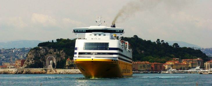 Sortie d’un ferry à Nice Sortie d’un ferry à Nice